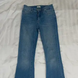 Blåa mid flare jeans från only. 80cm i innerbenslängd och ca 35cm tvärsöver midjan🩵