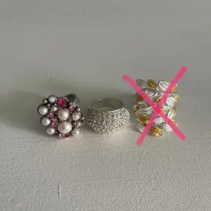 Säljer dessa ringar som är i fint skick! Den guld/silvriga längst till höger är såld🫶🏼 Den rosa pärlringen till vänster är i storlek 17 och den i mitten är i 18💓 Säljer den vänstra för 100kr och den i mitten för 150kr