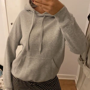 Hoddie - Super fin och mysig hoddie, säljer då jag har alldeles för många hoddies. Det står xs i hoddies men jag skulle mer säga att det är en s! Tveka inte att ställa frågor!💕Ge gärna prisförslag😊