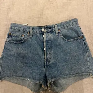 Hej! Säljer ett par jättesnygga Levi’s shorts köpta secondhand! De är i bra skick! Säljer då den var för små för mig😊frakt ingår inte i priset. Kan även mötas upp i Stockholm!💕