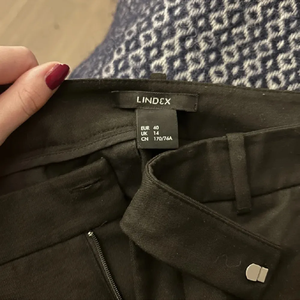 Kostymbyxa från Lindex stl 40, fakefickor bak🩵 (lånad bild från Lindex hemsida). Jeans & Byxor.