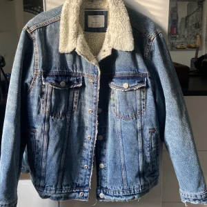 Jacka från Bershka - Jättebra Denim jacka från Bershka som är regular Fit ,storlek M 