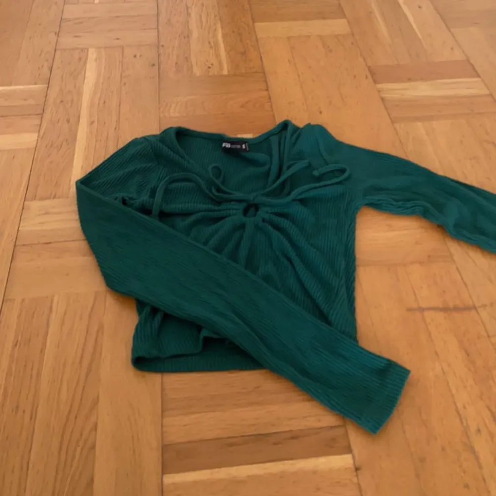 Mörk grön tröja från Newyorker med en öppning som man knyter med snörerna. Tröjan är rätt kort. Helt ny och oanvänd säljs pga ingen användning! Inga defekter som ny. Storleken är S men passar tajt som en Xs. Hör av dig vid intresse eller fler bilder💞. Tröjor & Koftor.