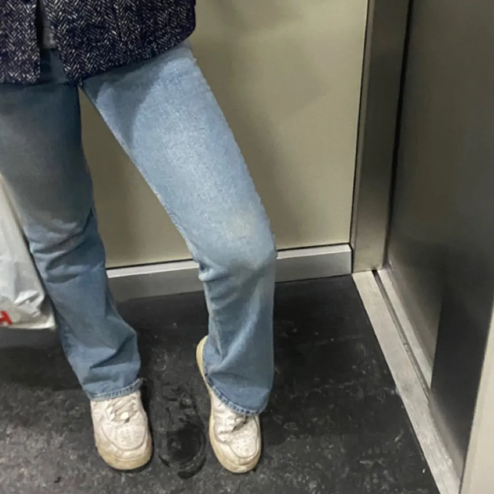  ljusblåa lowwaist jeans, slutsålda. De är i strl 34 men passar xs/s. Jeans & Byxor.