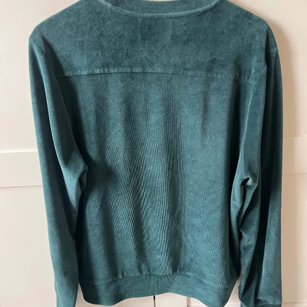 Säljer denna tröja från Limitato pga att den inte längre används. Tröjan är i fint skick. Köpt för ca 3000 kr. Storlek Small och färgen är grön.  Köparen står för frakten.. Tröjor & Koftor.