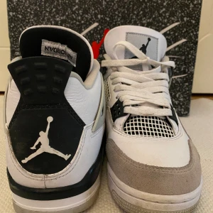 Jordan 4  - Tjena, säljer nu dessa skjukt snygga Jordan 4 Military black. De är knappt använda och har inga synliga skador. Box medföljer😃Det är bara att skriva vid funderingar😁