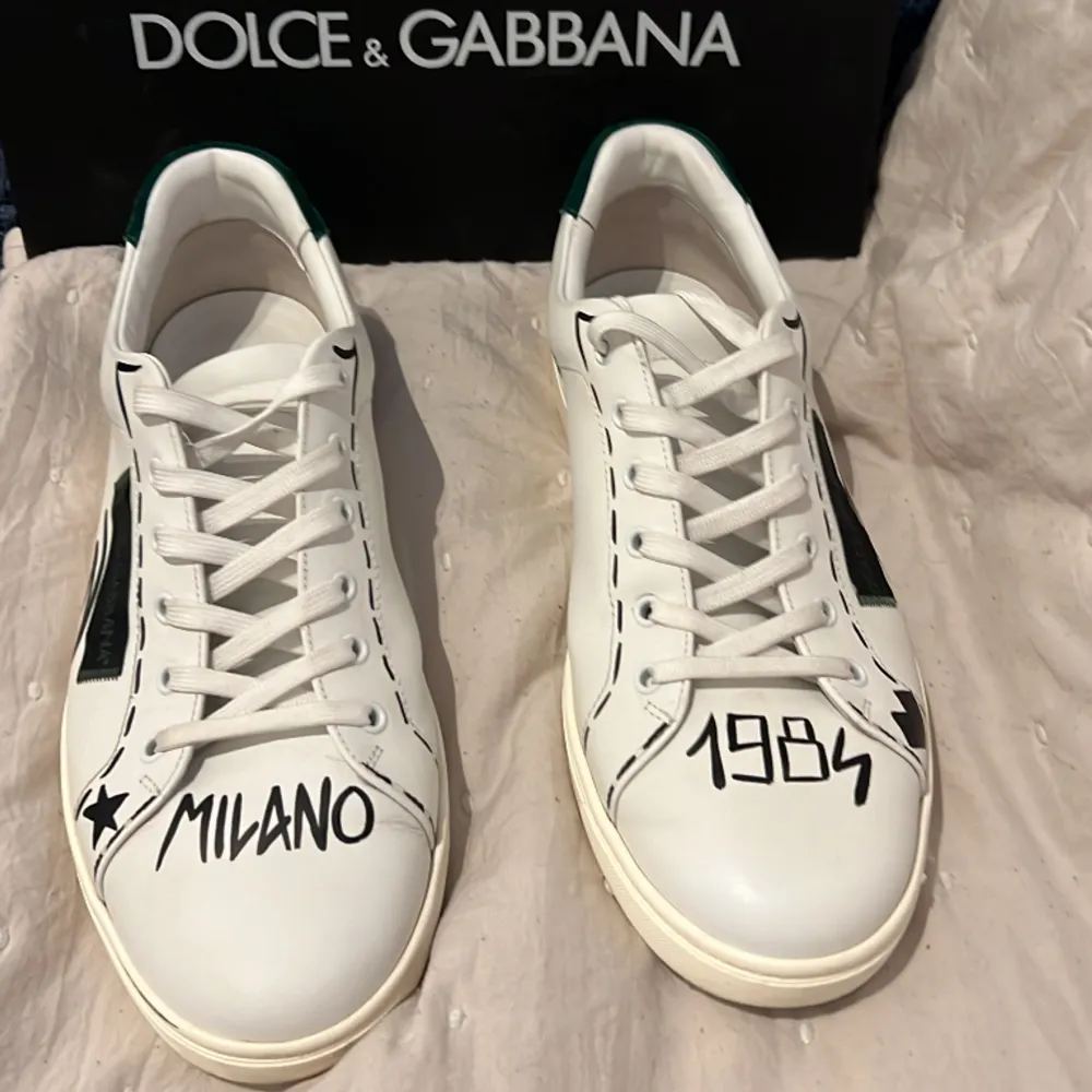 Ett par riktigt snygga och nästan oanvända dolce & Gabbana skor. De är i 8/10 skick och kommer vara väldigt snygga under våren sommaren och hösten. Endast box finns, nypris 495 euro, köpta från vesataire. Kom PM vid vilka som helst frågor!😁. Skor.