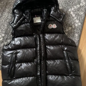 Moncler väst  - Säljer nu min väst då den ej kommer till användning längre. Storlek M Vid snabb affär kan gå ner i pris. Kan fraktas om köparen står för frakten  Annars möts i Borlänge.