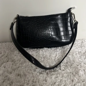 Väska från Gina tricot - Handväska från Gina som är nästan oanvänd. Har inga defekter. Har ett fack inuti.