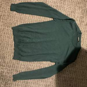 Jag säljer en grön merino Wool J.Lindeberg tröja för 249kr som aldrig är använd. Priset är ej hugget i Sten.