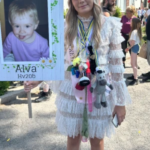 Studentklänning  - Säljer min älskade studentklänning från By Malina. Liten i storleken, inga defekter utan den är som ny💕 älskar denna så fin men kommer aldrig använda igen 🥲💖 vid snabb affär sänker jag priset 😮‍💨