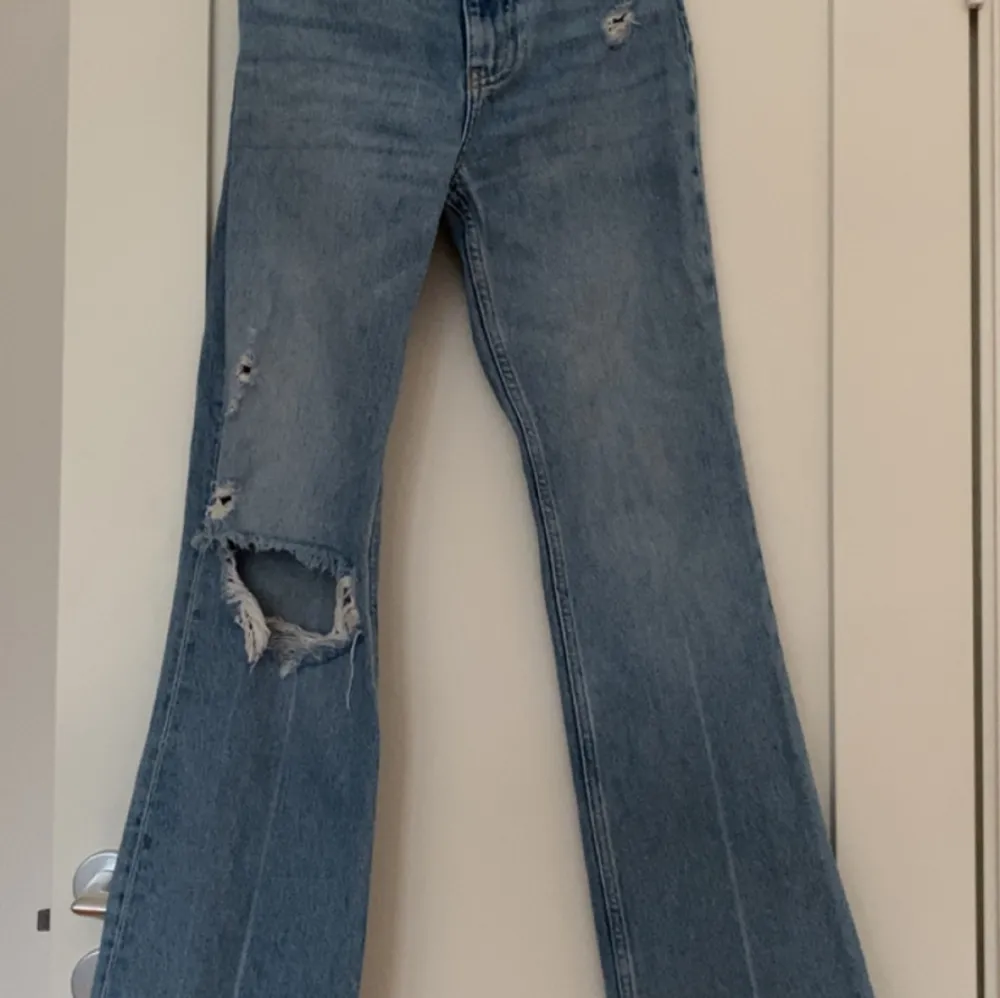 Bootcut jeans i storlek 34 från bershka, lite slitna med ändå i bra stick.. Jeans & Byxor.
