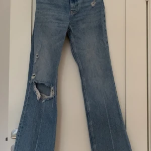 Bootcut jeans - Bootcut jeans i storlek 34 från bershka, lite slitna med ändå i bra stick.