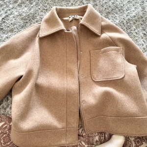 Kappa - Supersöt kappa ifrån NA-KD. Använd fåtal gånger. Perfekt nu till våren!   Pris går att diskutera vid snabb affär🌷