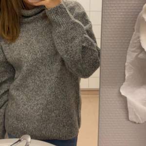 säljer denna skitsnygga gråa stickade tröjan, storlek s💗använd få gånger, som ny