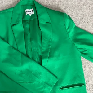 Grön kavaj - Säljer min gröna kavaj som jag köpt här på Plick av Ida Carlsson. Använd ett fåtalgånger och inga tecken på slitningar. Från NA-KD och storlek 36.