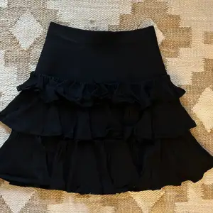 Säljer denna HELT oanvända kjol från Sandro med volanger. Storlek 0 vilket motsvarar XS-S. INGA defekter. Säljer då den aldrig kommit till användning. Köparen står för frakt (58kr spårbar) och är kvar så länge det inte står ”såld”!🖤🦓👸🏽