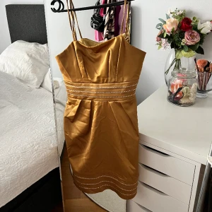 Vintage klänning - Säljer denna fina vintage klänning som endast är använd 1 kväll🤍 Storlek S🤍