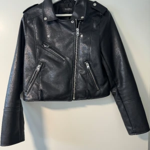 Skinnjacka Pull&Bear - Skinnjacka från Pull&Bear, sparsamt använd. Ganska liten i storleken! 