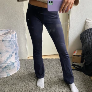 Flare leggings - Säljer ett par fina mörkblåa bootcut leggings i fint skick, 70kr + frakt🌸