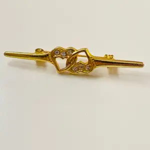 Fin guldfärgad brosch med gnistrande rhinestones och hjärtan Okänd metall 