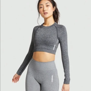 Gymshark adapt marl croptop - Croppad träningströja med långa armar från gymshark. I mycket bra skick😊 Obs. Första bilden är ej min🌼