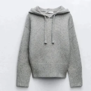 Stickad hoodie - Skriv föd privata bilder