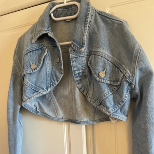 Jeansjacka - Cropped jeansjacka från zara i storlek xs , säljer för 130 kr