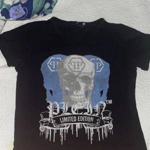 Phillip plein t shirt - Jätte skön tröja har haft den nu i 1 och ett halft år, passar bra som S och XS