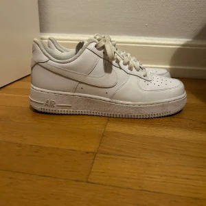 Air forces - Säljer denna vita air forces 1 ’07 från Nike använda 2-3 gånger säljer nu då dom är förstora och inte används längre. Dem är i storlek 42,5 och nypris är runt 1400 säljer nu för 750. Hör av er vid frågor!