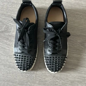 Christian Louboutin skor  - Tja hjälper en polare å sälja sina sköna loubs  Size 41 skick 9/10