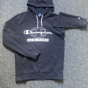 Champion stl M - Svart/mörk marinblå Använd fåtal gånger  Mycket bra skick Nypris 650kr