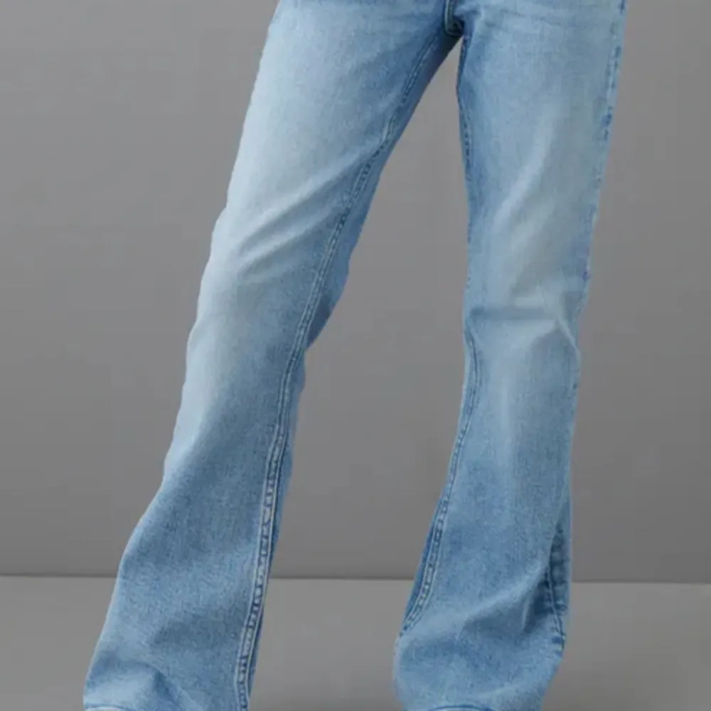 Gina Young jeans med en jättefin ljusblå färg och dem är lowwaist. Säljer pga att dem är för små. Nypris 300 kr.. Jeans & Byxor.