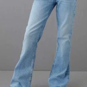 Gina Young jeans med en jättefin ljusblå färg och dem är lowwaist. Säljer pga att dem är för små. Nypris 300 kr.