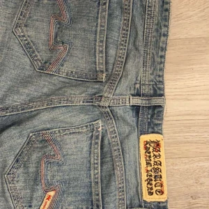 Snygga low jeans - Snygga low waist jeans  midjemåtten är 38 och innerbenslängd är 82 Skriv för bild på!❤️