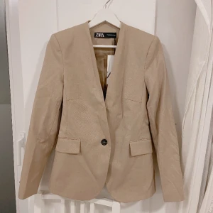✨ SPLITTERNY beige kavaj från ZARA ✨ - köpte den till en utklädnad förra året, men fick aldrig användning för den för använde en annan jacka istället hehe. helt oanvänd! snyggt, lite form-fitted! 💗 ✨ SKA FLYTTA UTOMLANDS SÅ ALLT MÅSTE BORT INNAN 17 MARS ✨ annars slängs det på tippen 🥲 