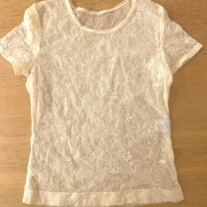 Spets topp - Söt spets topp💘köpt i Italien, säljer då den inte kommer till användning. 