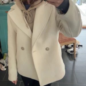 Vit kort kappa - Jättefin kort créme vit kappa från H&M, perfekt nu till våren🌸🤍 sparsamt använd, som ny!
