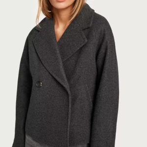 Kappa - Säljer en jätte fin kappa i färgen grå/svart. Använt fåtal gånger inga defekter. Har fickor❤️