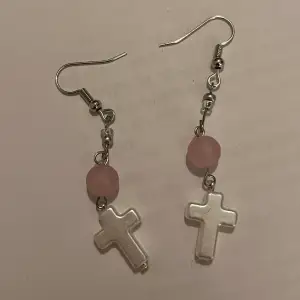 Örhängen med ett kors! 🫶
