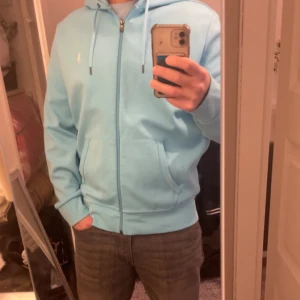 Polo Ralph Lauren - Snygg zip hoddie från polo ralph lauren i storlek L. Pris 800.