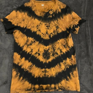 Fire tröja🔥😉 - Hemma gjord tie dye tröja😉 Bra skick Frakt: 50kr, inkluderat i priset (Tröja för 40kr och frakt för 50kr)