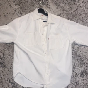 Levi’s skjorta  - Säljer min helt nya Levi’s skjorta som jag aldrig har haft på mig och vill sälja den nu för och tömma hyllan. Pris kan diskuteras vid andra frågor DM mig 