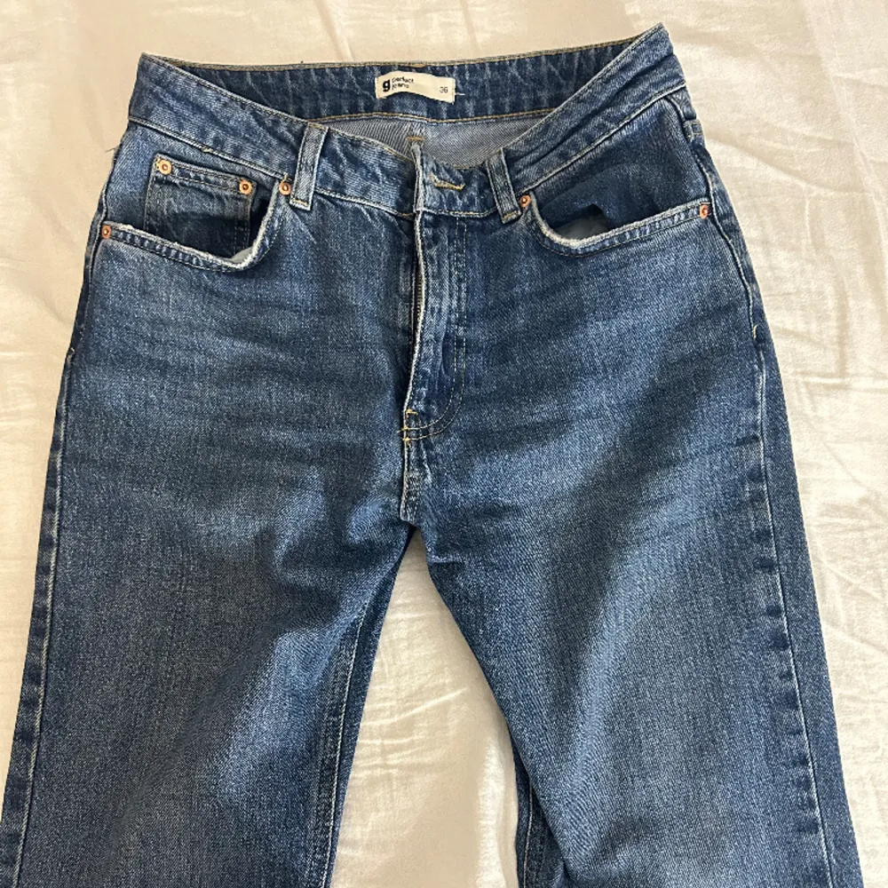 Blås low waist jeans från gina. Dem är för långs för mig som är 163cm. Trampar nästan på byxorna så perfekt för nån som är längre. Fint skick. . Jeans & Byxor.