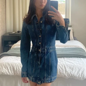 Jeansklänning - Jeansklänning från Zara, strl Xs och är som ny. Endast använd 1 gång.