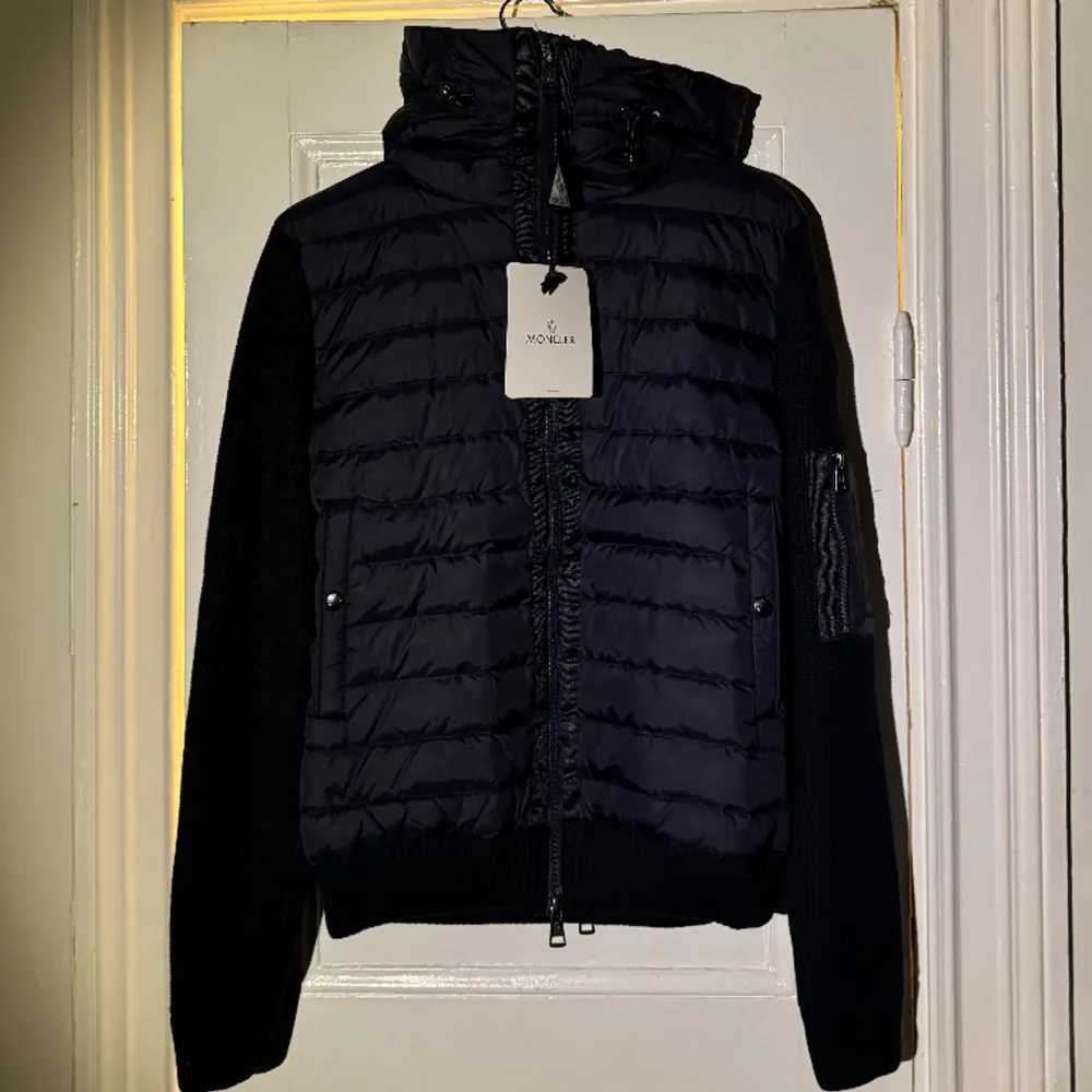 Moncler Padded Wool Cardigan, Navy Blue. I princip i nytt skick, 9/10. Inköpt för 3 år sedan men inte använd majoriteten av tiden, kvitto och äkthetsbevis finns. Storlek: L, passar L och M.. Jackor.