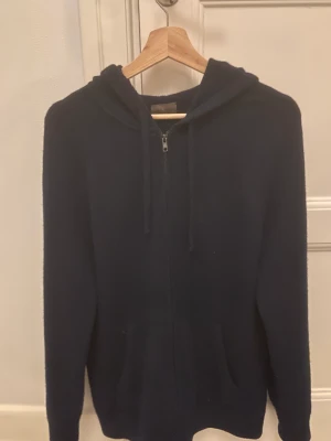Kashmir hoodie - Säljer nu min riktigt feta kashmir ziphoodie från Singular Society. Sparsamt använd och aldrig tvättad så i mycket fint skick. Fin och naturlig blå färg som passar bra med alla kläder. 100% cashmere!