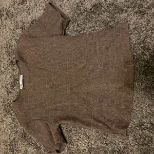 Basic tröja från zara  - Tröjan är i bra skick endast använd 1 gång.  Jag kan gå ner i pris 😊