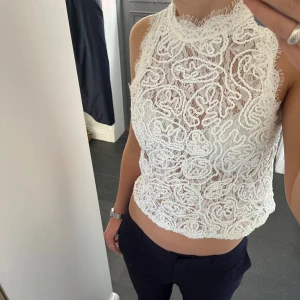 Vitt spetslinne - Vit spetstopp från Zara. Storlek M, passar även S. Använd gärna köp nu!