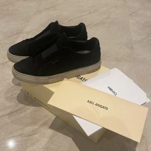 Axel Arigato laceless - Tja, Säljer nu ett par Axel Arigato för endast 899kr. Har använt dom under vinterhalvåret så skulle säga att dom är i väldigt fint skick. Box mm ingår.  Strlk 43